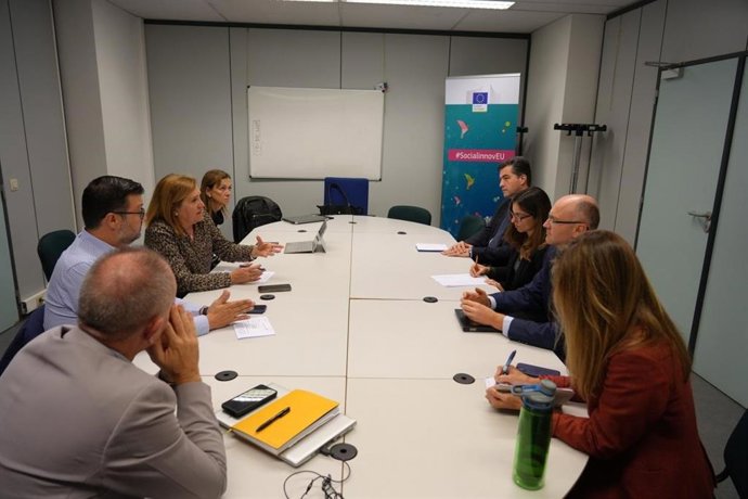 La consejera de Educación, Cultura y Deportes, Rosa Ana Rodríguez, se reúne en Bruselas con expertos de la Unión Europea en esta materia, el experto en FP, Jan Varchola; el jefe de unidad adjunto, Stanislav Ranguelov.