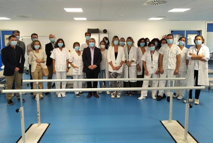 La consellera de Salud y Consumo, Patricia Gómez, junto a los profesionales del nuevo espacio de rehabilitación del Hospital Comarcal de Inca.
