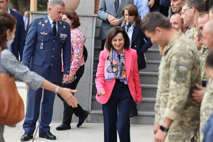 La ministra de Defensa, Margarita Robles (c), a su llegada a un encuentro con militares ucranianos en las instalaciones del EADA de la Base Aérea de Zaragoza.