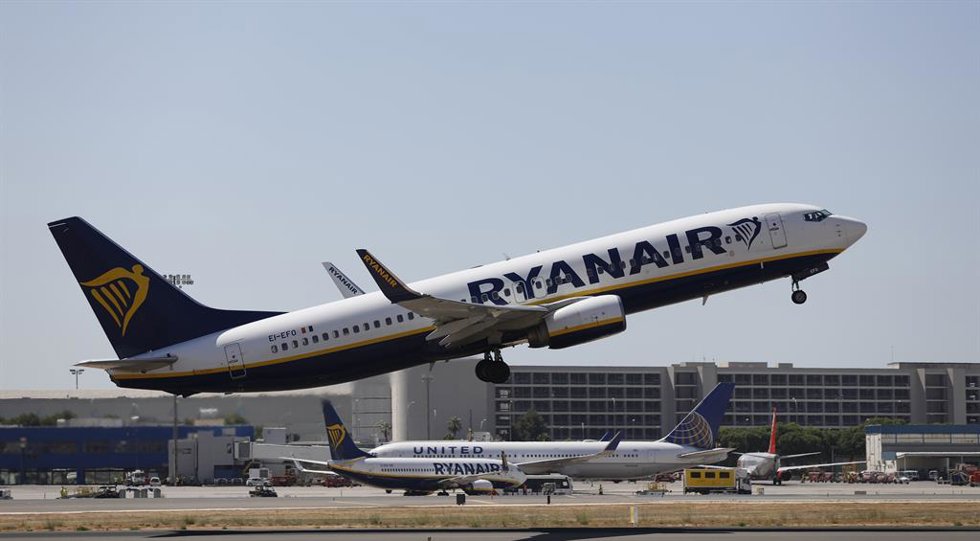 Archivo - Despegue de un avión de Ryanair