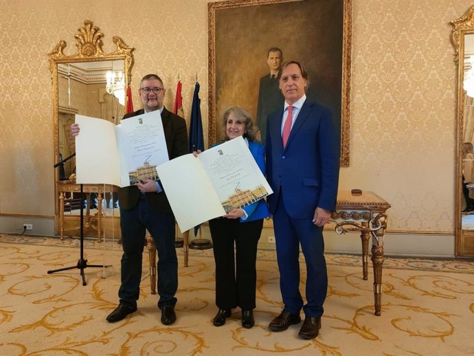 Los poetas colombianos Federico-Díaz Granados y Luz Mary Giraldo, junto al alcalde de Salamanca, Carlos García Carbayo, de izquierda a derecha, en el Ayuntamiento de Salamanca.