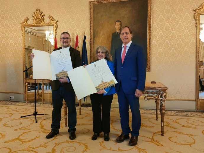 Los poetas colombianos Federico-Díaz Granados y Luz Mary Giraldo, junto al alcalde de Salamanca, Carlos García Carbayo, de izquierda a derecha, en el Ayuntamiento de Salamanca.