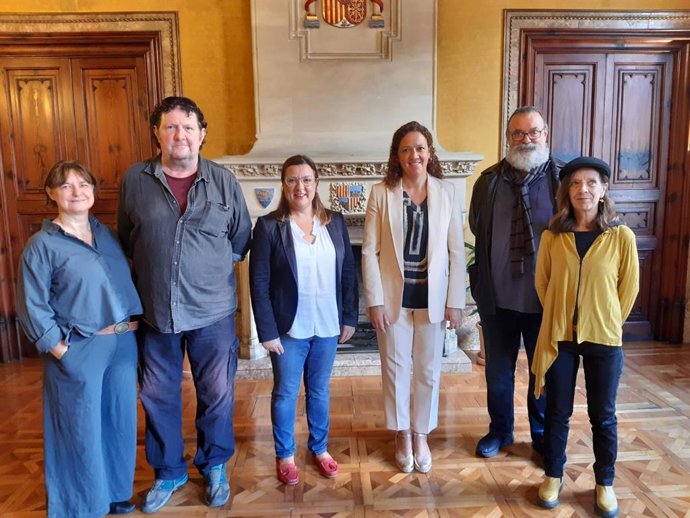 La consellera de Cultura, Patrimonio y Política Lingüítica, Bel Busquets, la presidenta del Consell insular de Mallorca, Catalina Cladera, y representantes de las entidades culturales seleccionadas.