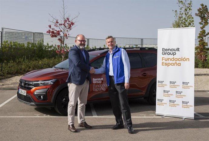 Entrega del vehículo de renault a la ONG Rescate Internacional.