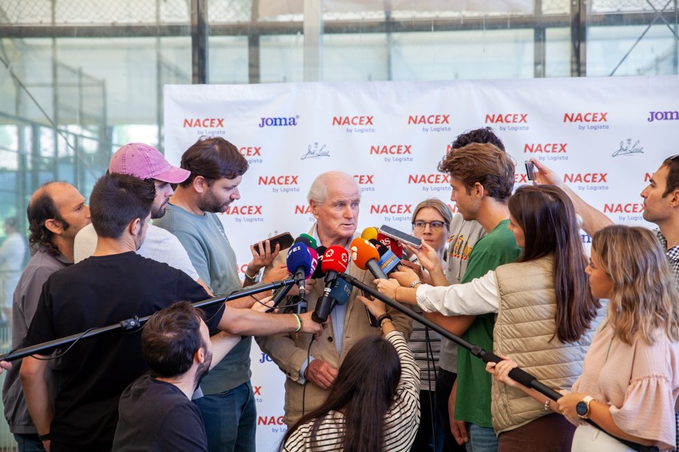 Ramón Calderón atiende a los medios durante el Desafío Nacex de Pádel