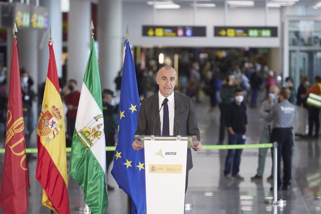 Archivo - Imagen de archivo del Alcalde de Sevilla, Antonio Muñoz, durante la presentación de la remodelación y ampliación del aeropuerto de Sevilla.