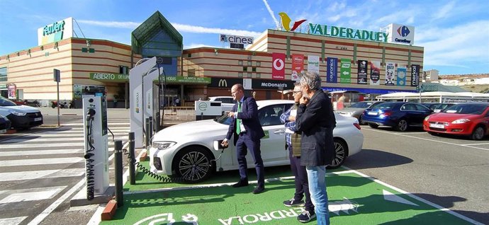 Miguel Calvo, delegado de Iberdrola en Castilla y León, Miguel Escudero, gerente del Centro Comercial Valderaduey, y Romualdo Fernández, concejal de Urbanismo del Ayuntamiento,