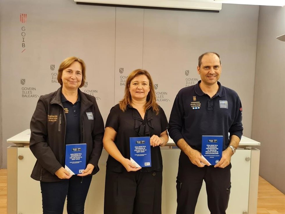 El coordinador del servicio de policía tutor, Rafel Covas, y la coordinadora del programa de educación viaria, Llucia Pons, junto a la consellera de Presidencia, Función Pública e Igualdad, Mercedes Garrido.