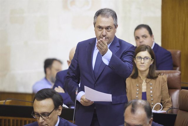 El secretario general del PSOE de Andalucía y Portavoz del Grupo Parlamentario Socialista, Juan Espadas, interviene para preguntar al presidente de la Junta de Andalucía, Juanma Moreno, durante la primera jornada del Pleno del Parlamento andaluz en el Par