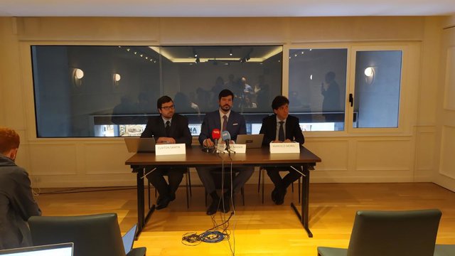 El director de Dis, Claiton Santin, i els advocats de l'empresa Paulo M. Nasser i Marcelo Morel