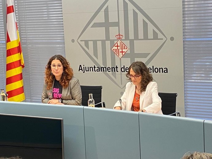La teniente de alcalde de Derechos Sociales de Barcelona, Laura Pérez, y la consellera de Igualdad y Feminismos, Tnia Verge.