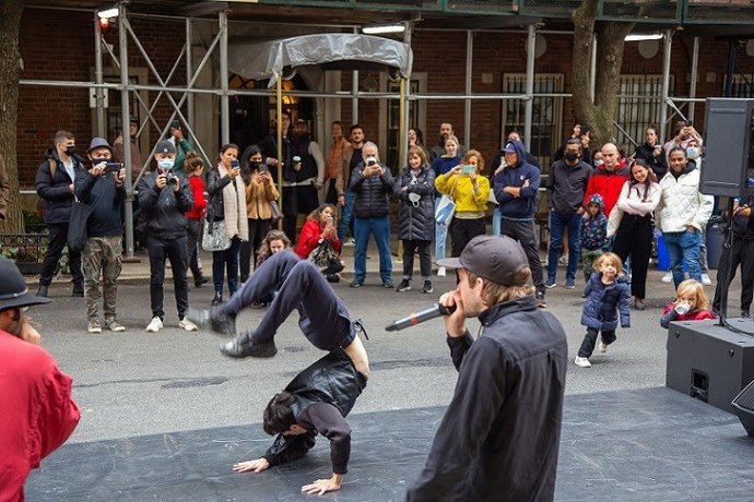 Actuación fuera del Museo Guggenheim en Bilbao