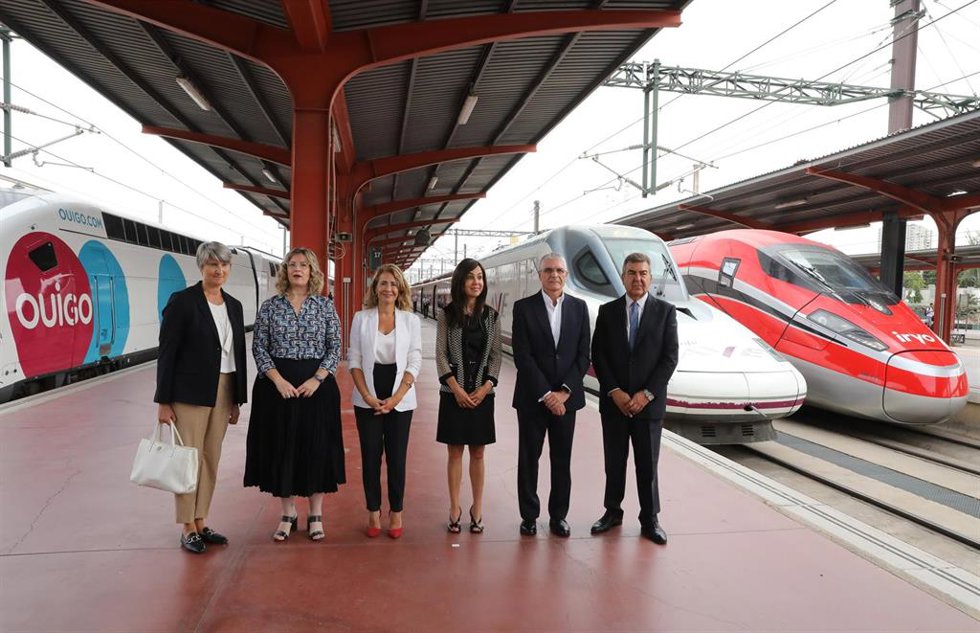 Archivo - Los directivos de Ouigo (izq), Renfe (segundo de la derecha) e Iryo (dcha), junto con las representantes del Ministerio de Transportes