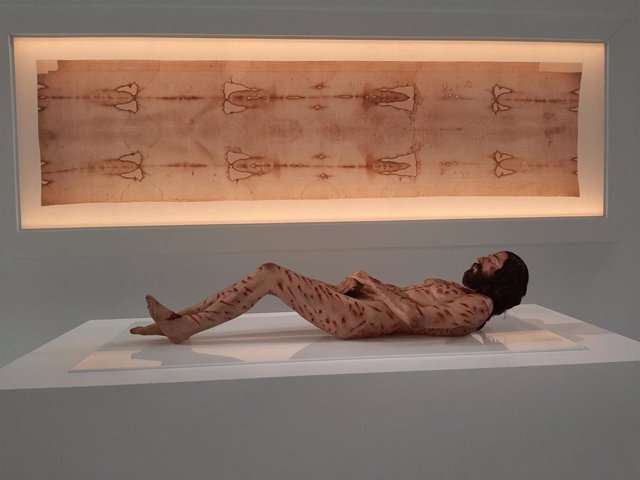 El cuerpo hiperrealista de Jesucristo representado a partir de la Sábana Santa en la exposición The Mystery Man.