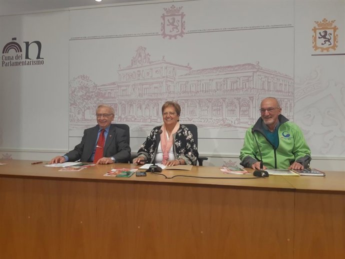 La concejala de Mayores, Lourdes González, el presidente de la Hermandad de Donantes de Sangre de León, Martín Manceñido, y Juan Carlos Pulgar de Moteros Solidarios.
