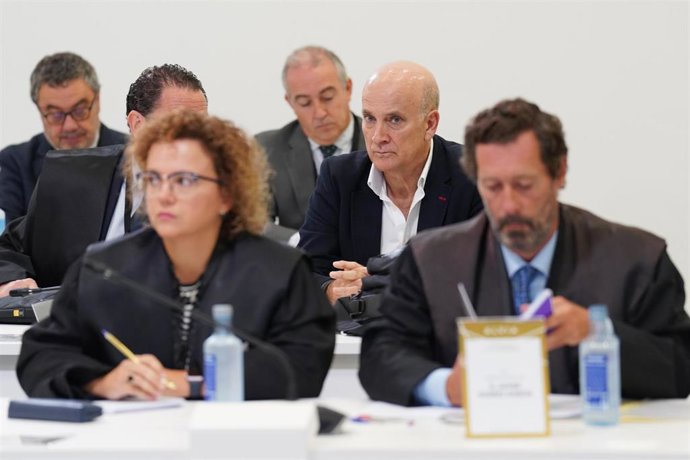 El exdirector de Seguridad en la circulación de Adif, Andrés Cortabitarte, durante el juicio por el accidente del Alvia, en la Cidade de la Cultura de Santiago de Compostela, a 6 de octubre de 2022, en Santiago de Compostela, A Coruña (España). El accid