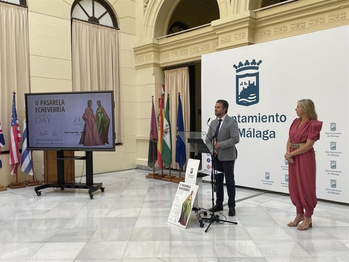 El concejal del Distrito Málaga Este, Carlos Conde, y la presidenta de la Asociación de Comercios de Echeverría del Palo, Patricia Vergara, en la presentación de la segunda edición de la Pasarela Echeverría del Palo 'Fashion Day'