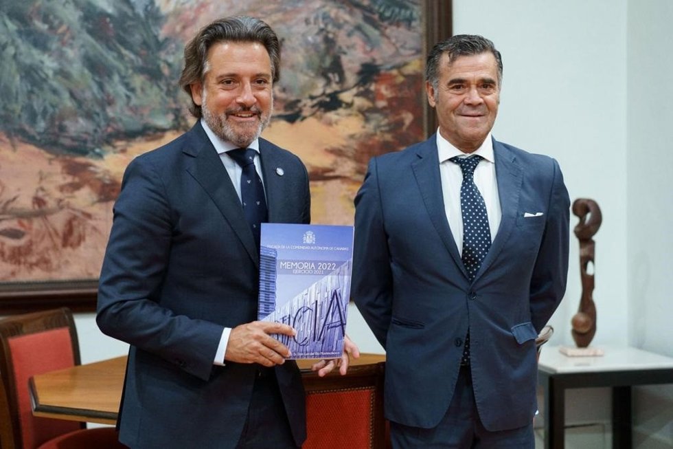 El presidente del Parlamento de Canarias recibe la Memoria de la Fiscalía