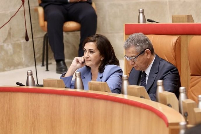 La presidenta del Gobierno, Concha Andreu, y el consejero de Hacienda, Celso González, en el pleno del Parlamento de hoy