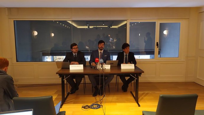 El director de Dis --propietaria del 40% de los derechos de Neymar-- Claiton Santin, y los abogados de la empresa Paulo M. Nasser y Marcelo Morel. En Barcelona el 13 de octubre de 2022.