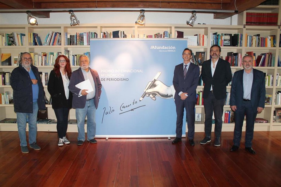 El director gerente de Afundación, Pedro Otero, y el jurado del XLIII Premio Internacional Afundación de Periodismo Julio Camba