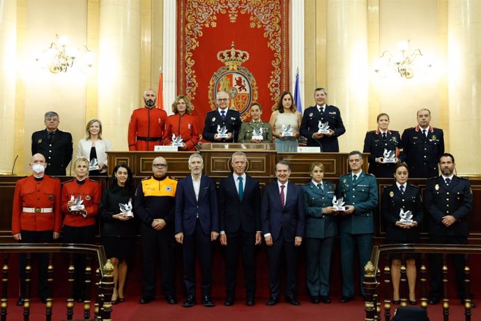 El ministro del Interior, Fernando Grande-Marlaska, el presidente del Senado, Ander Gil, y el líder de la FEMP, Abel Caballero, han presidido este jueves un acto en la Cámara Alta de homenaje a las Fuerzas y Cuerpos de Seguridad del Estado.