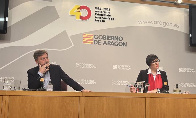 El consejero José Luis Soro, y la directora general de Vivienda, Verónica Villagrasa, en rueda de prensa.