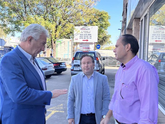 Aumesquet (i) junto con López Aparicio (c), en su visita al parque empresarial Calonge.