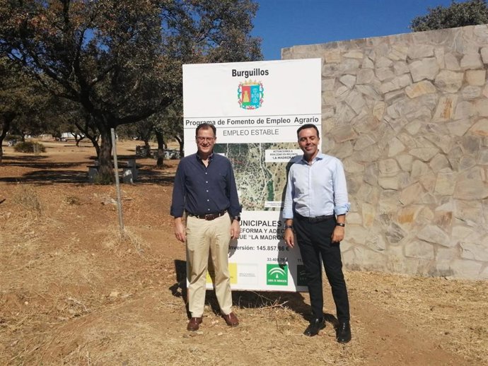 El delegado territorial de Justicia, Administración Local y Función Pública en Sevilla, Javier Millán (d), junto al alcalde de Burguillos, en el Parque de La Madroña, objeto de inversiones del PFEA.