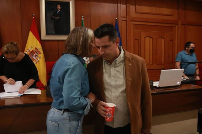 Isabel Albás conversa con Pedro García antes del Pleno.