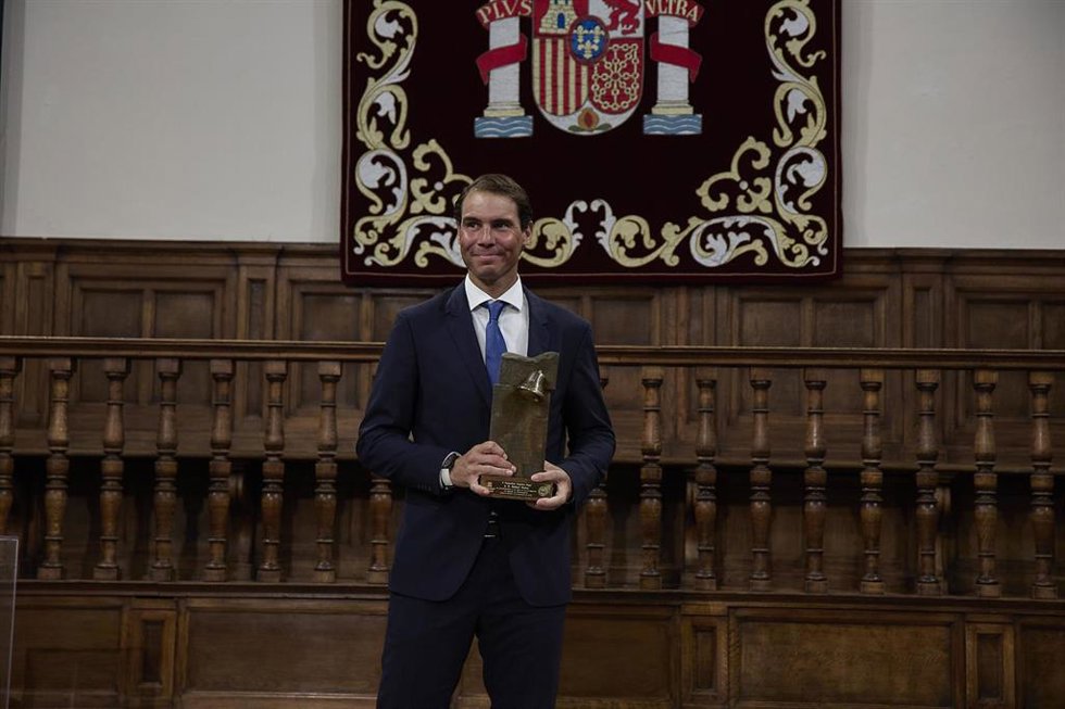 El tenista Rafa Nadal tras recibir el Premio Camino Real por parte del Rey, durante la V edición, en el Paraninfo de la Universidad de Alcalá, a 20 de septiembre de 2022, en Alcalá de Henares, Madrid (España).