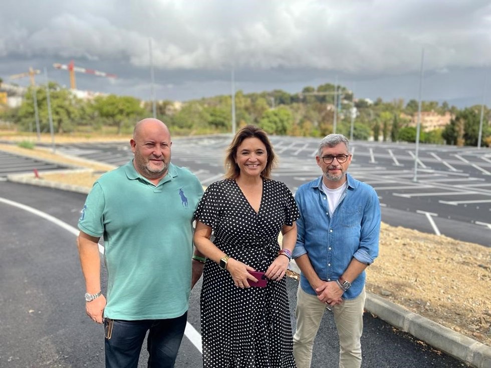 La alcaldesa de Torremolinos, Margarita del Cid, en la visita al nuevo aparcamiento junto con el teniente de alcalde y concejal de urbanismo e infraestructuras, David Obadía, y el concejal responsable de la zona centro, Francisco García Macías.