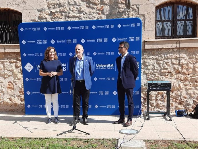 El rector de la UIB, Jaume Carot, junto con la presidenta del Govern, Francina Armengol, y el conseller de Universidad, Miquel Company.
