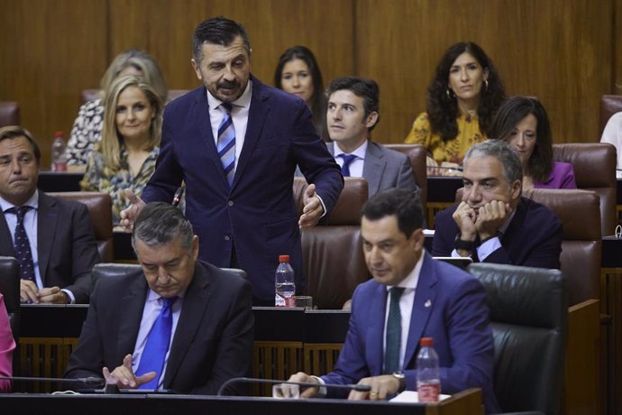 El portavoz del Grupo Popular, Toni Martín, este jueves en su pregunta al presidente de la Junta de Andalucía, Juanma Moreno, en el Pleno del Parlamento.