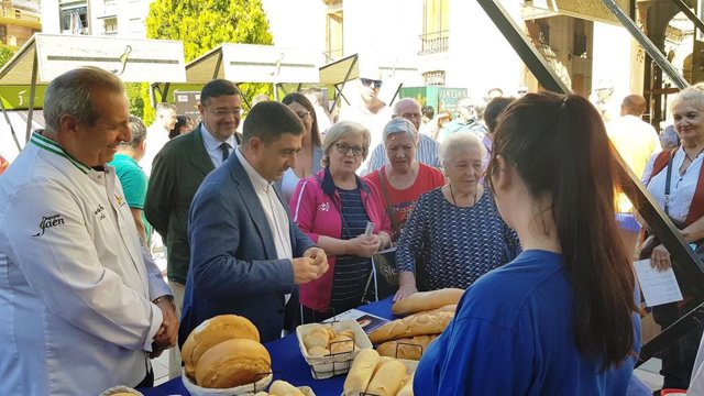 Visita a la muestra del pan artesanal organizada por la Diputación de Jaén