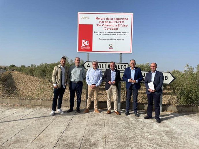 El delegado de Medio Natural y Carreteras de la Diputación de Córdoba, Francisco Palomares (tercero por la dcha.), visita las obras en la carretera CO-7411.
