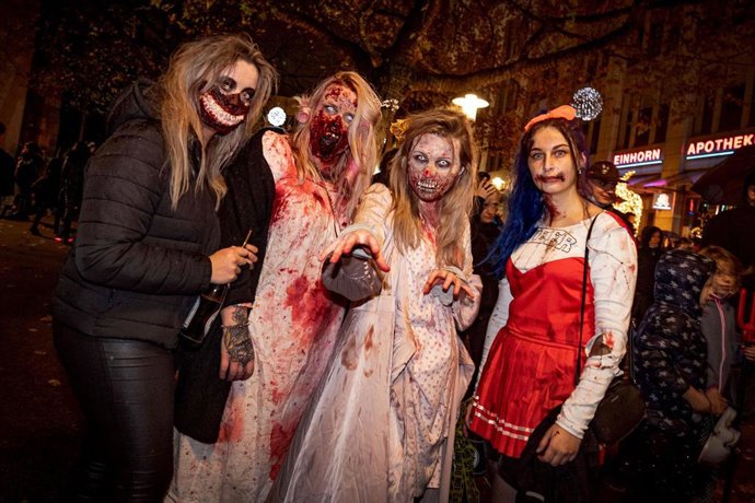 Archivo - Mujeres con disfraces espeluznantes participan en el "Zombie Walk" durante el desfile de Halloween. Foto: Malte Krudewig/dpa
