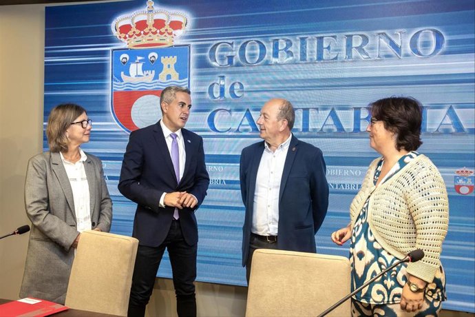 El Vicepresidente Y Consejero De Universidades, Igualdad, Cultura Y Deporte, Pablo Zuloaga, Presenta La IX Feria De Mujeres Artesanas Y Emprendedoras De Cantabria Con Motivo Del Día Internacional De Las Mujeres Rurales.