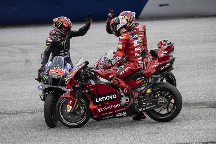 Archivo - Fabio Quartararo saluda a Francesco Bagnaia y Jack Miller tras el Gran Premio de Austria 2022