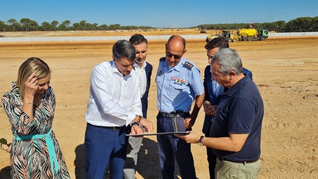 El delegado del Gobierno de España en Andalucía, Pedro Fernández, en su visita a a los trabajos de construcción del proyecto CEUS en Moguer (Huelva).