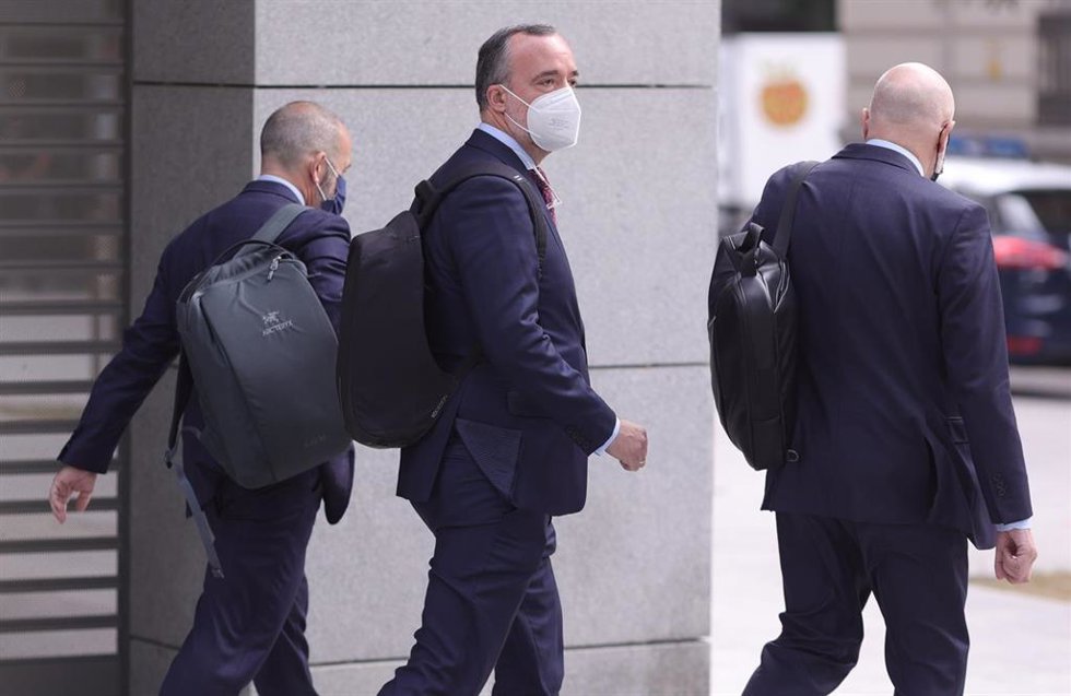 Archivo - El exsecretario de Estado de Seguridad Francisco Martínez (2i) se dirige a la Audiencia Nacional para declarar sobre la 'Operación Kitchen', a 12 de julio de 2021, en Madrid (España).