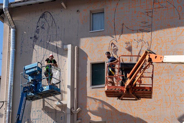 Jokin Oregi (SorTwo) y  Pablo Astrain trabajando en su mural.