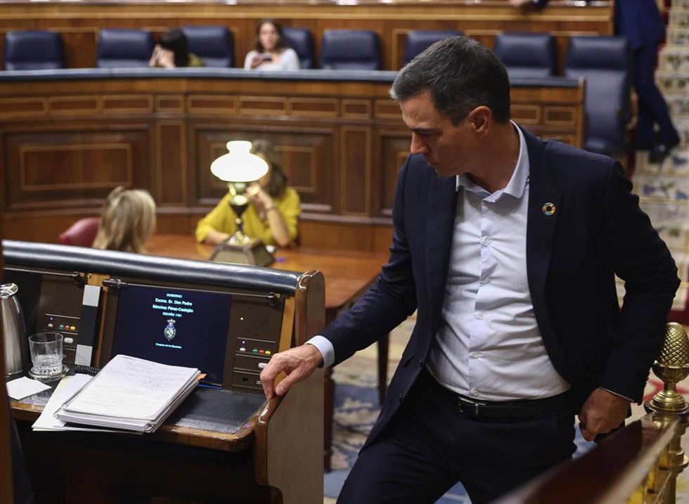El presidente del Gobierno, Pedro Sánchez, a su llegada a una sesión plenaria en el Congreso de los Diputados, a 13 de octubre de 2022, en Madrid (España). El presidente del Gobierno acude al Congreso para informar sobre la cumbre europea celebrada en P