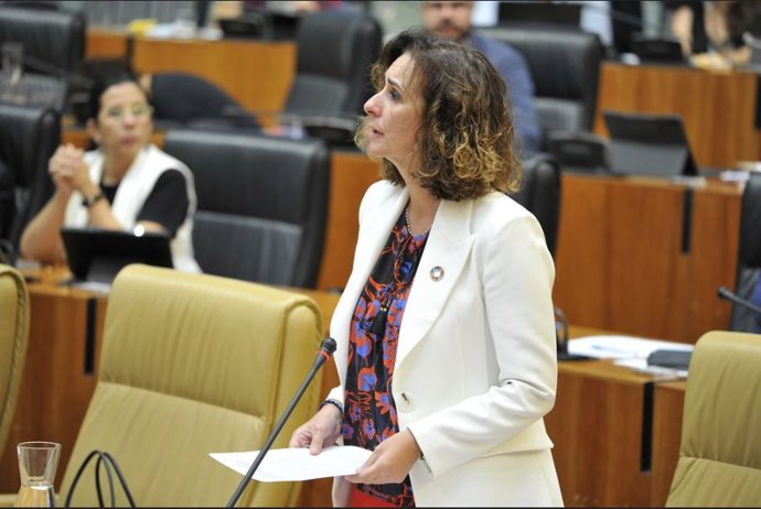 La consejera para la Transición Ecológica, Olga García, en el pleno de la Asamblea