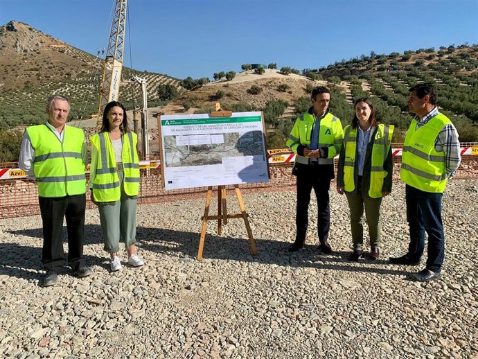 Autoridades visitan la obra de la variante de Las Angosturas en Priego de Córdoba.