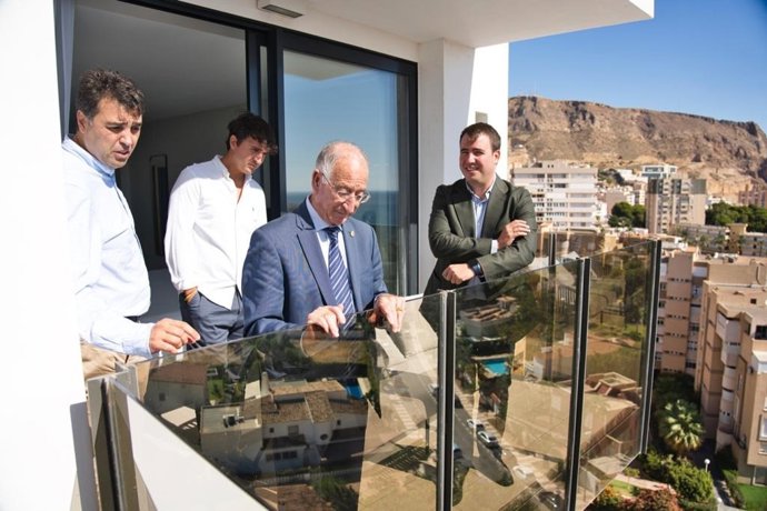 El vicepresidente de la Diputación y el alcalde de Roquetas de Mar visitan los apartamientos turísticos Mundo HO en Aguadulce.