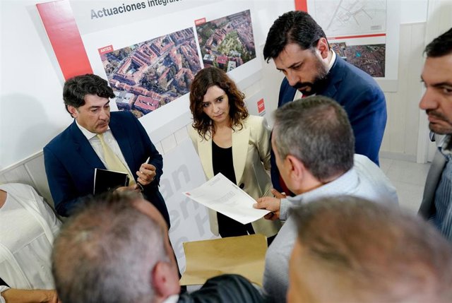 Díaz Ayuso visita la zona afectada por la linea 7B de Metro en San Fernando de Henares