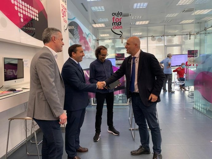 El viceconsejero de Transformación Digital, Jorge Llorente, en su visita al Espacio CyL Digital de Salamanca