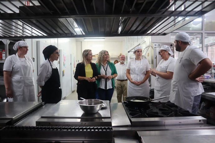 La alcaldesa, Ana Isabel Jiménez, acompañada de la responsable municipal de Formación y Empleo, Rocío Bastida, han participado de una de las sesiones formativas del itinerario 'Ayudante de cocina'.