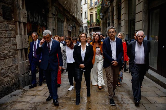 (I-D) El primer teniente de alcalde de Barcelona, Jaume Collboni; la alcaldesa de Barcelona, Ada Colau; el teniente de Cultura, Jordi Martí y el líder de ERC en el Ayuntamiento, Ernest Maragall, durante la celebración de La Merc 2022.